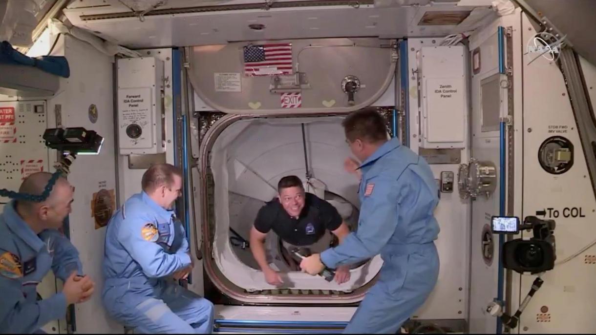 Os astronautas da NASA do SpaceX retornam à Terra