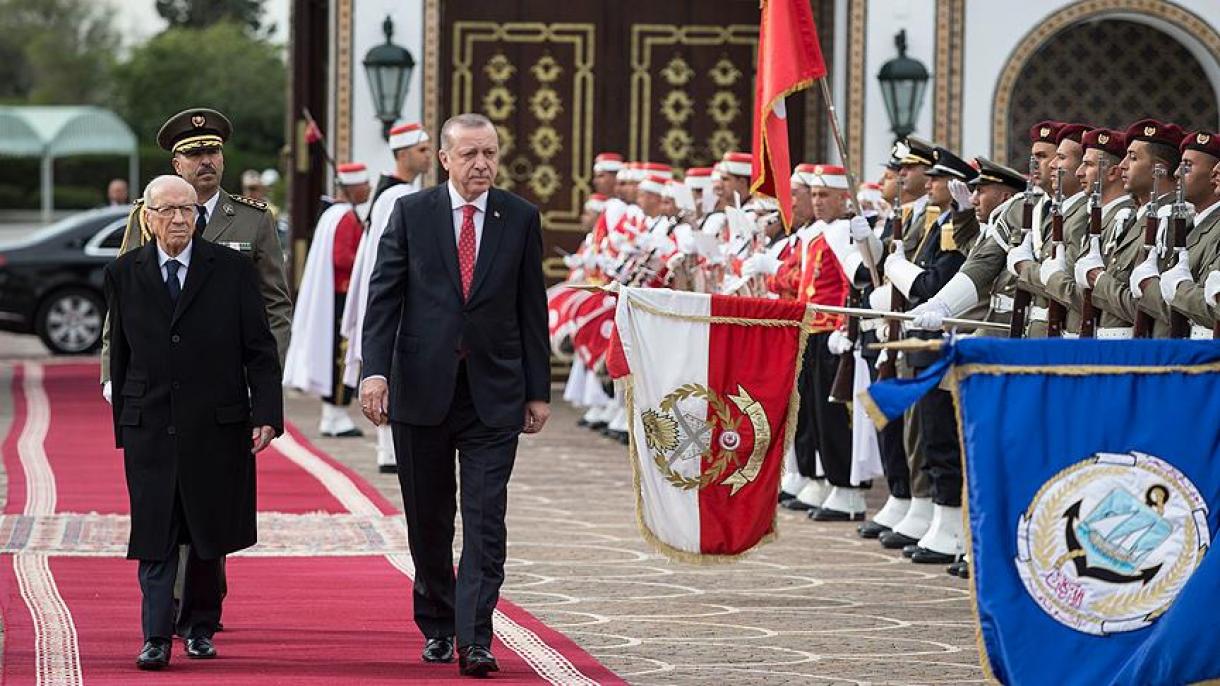 Tunéziába érkezett Erdoğan elnök