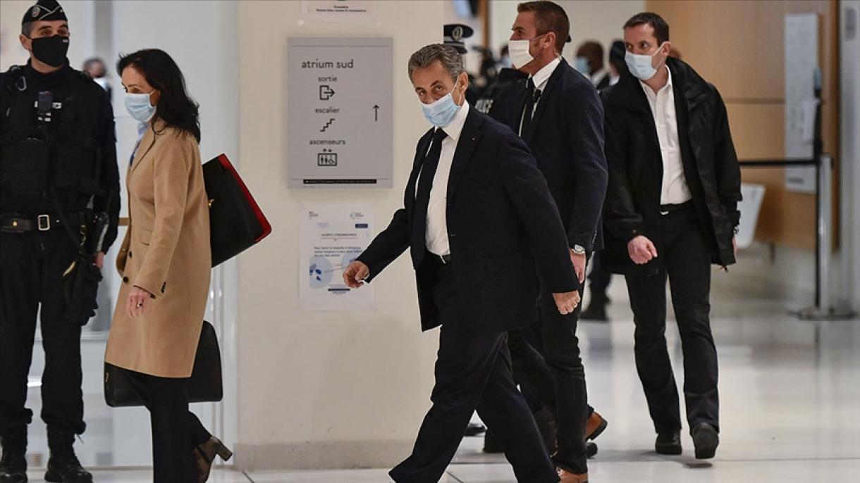 O ex-presidente francês Nicolas Sarkozy, condenado a três anos de prisão por "corrupção"