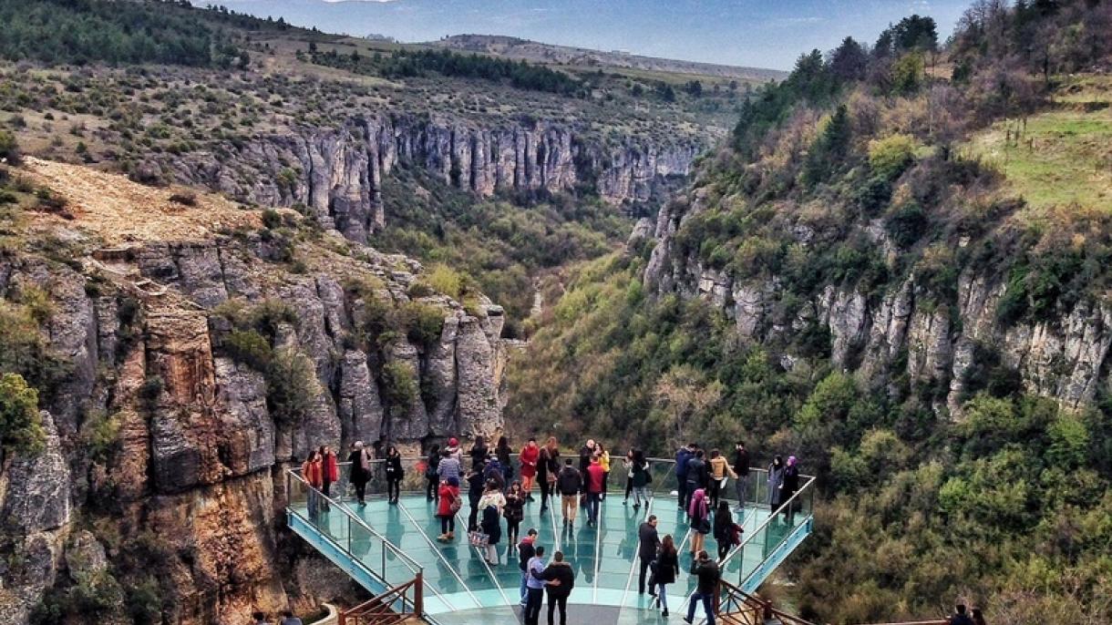 Turistas visitam o primeiro terraço panorâmico turco em Safranbolu