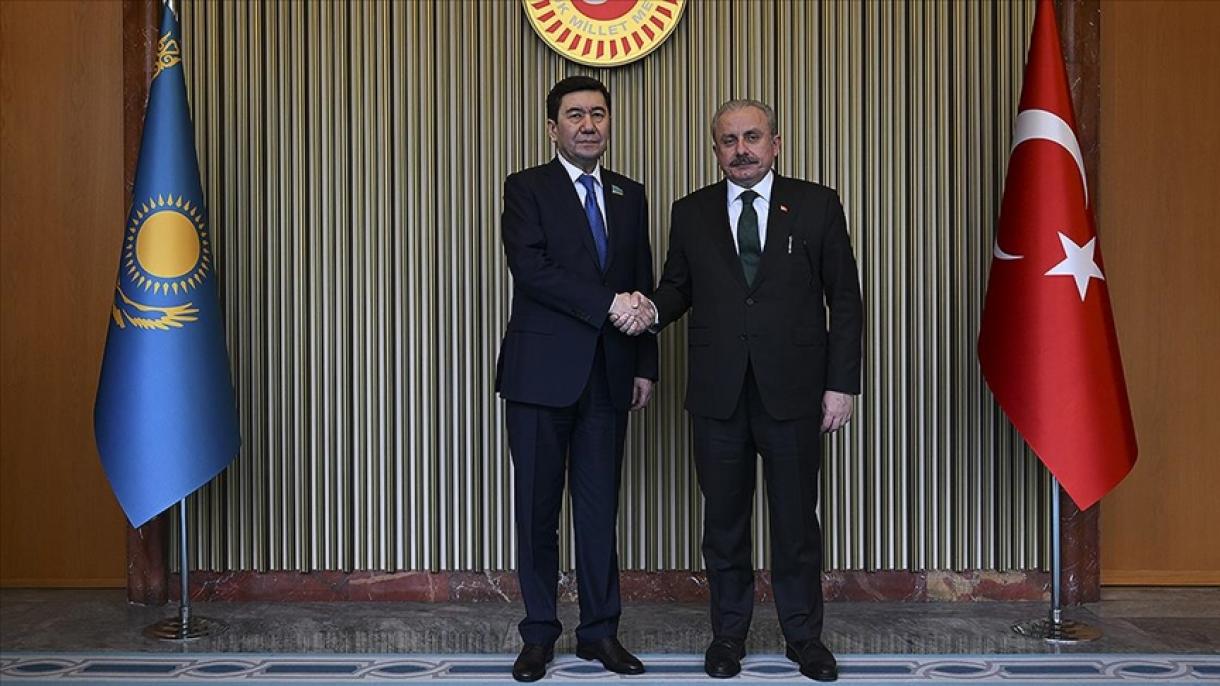 森托普与哈萨克斯坦议会议长科沙诺夫会面