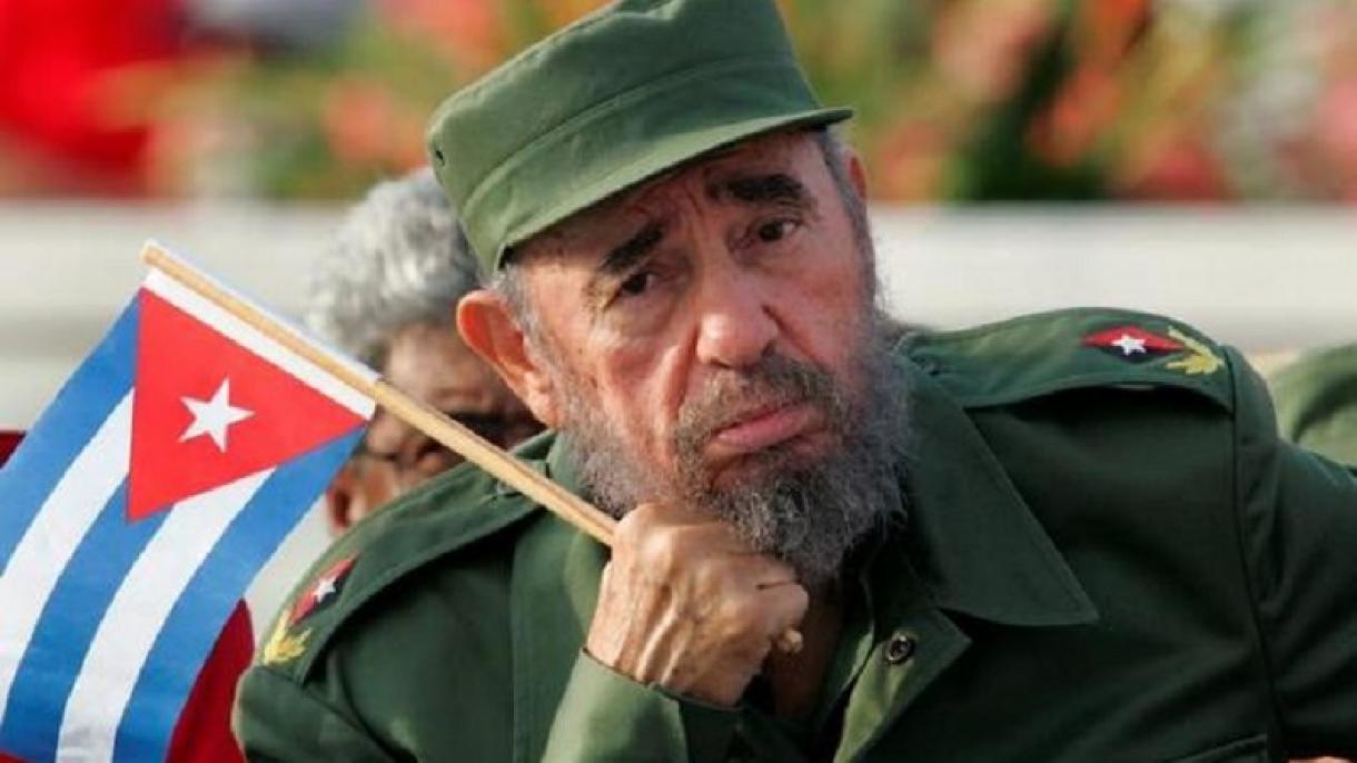 Miles de jóvenes andan en Cuba en homenaje a José Martí y Fidel Castro