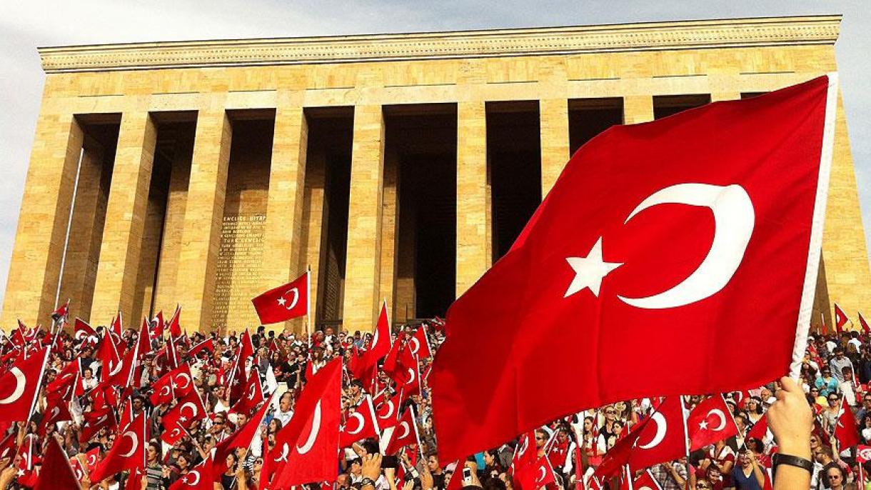 祝 トルコ共和国建国94周年 長さ600メートル アンタルヤでトルコ国旗とたいまつの大行進