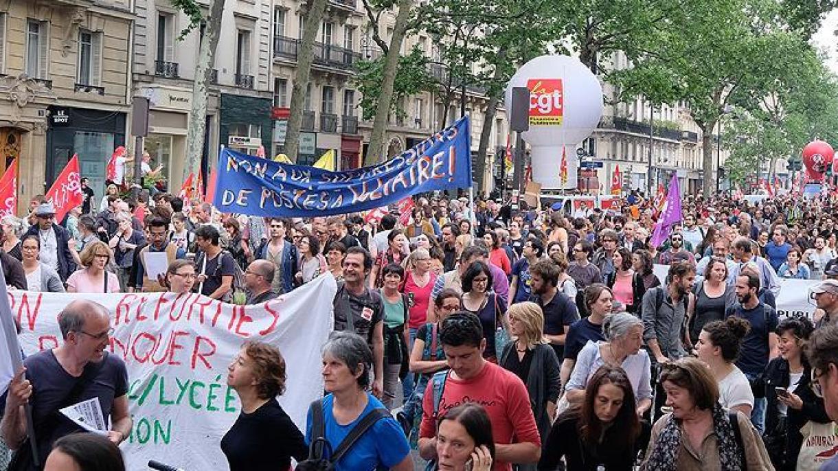 Conflitos violentos em Paris: protestos em massa contra as reformas de Macron