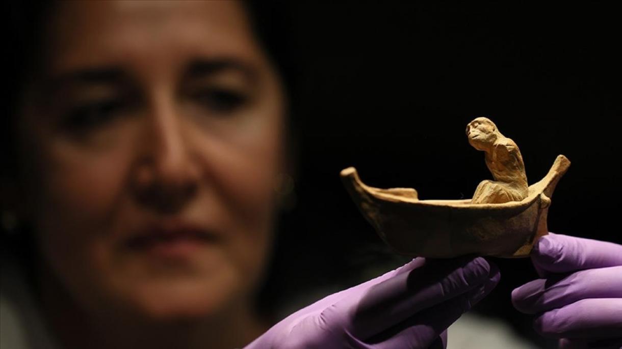 La estatuilla de 2.400 años de antigüedad del "Barquero de los Muertos" se exhibe por primera vez