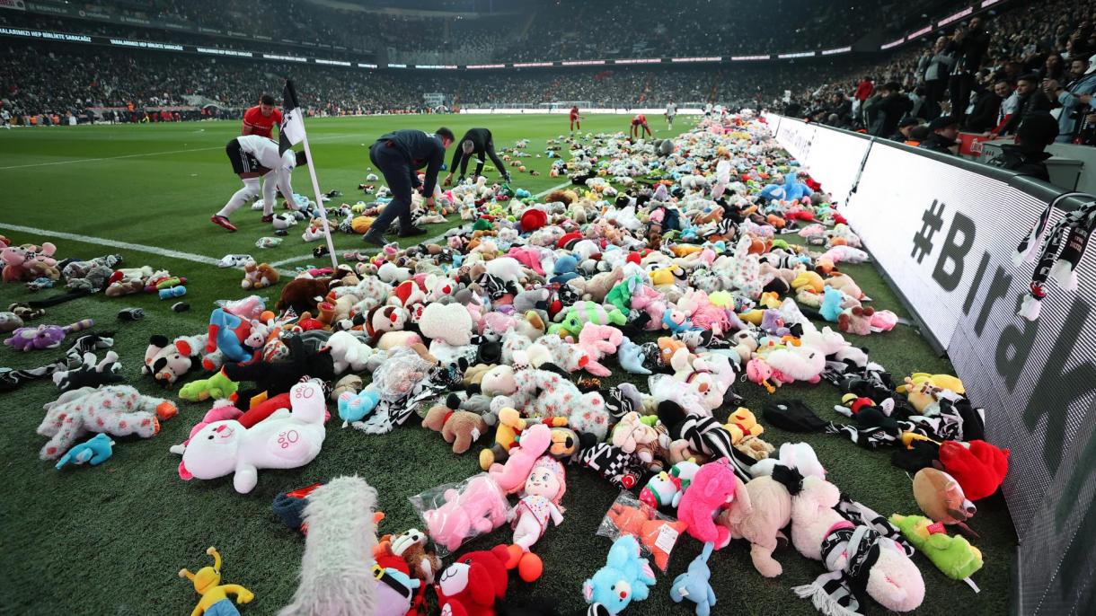 No estádio do Besiktas "choveram" peluches para as crianças afetadas pelos sismos