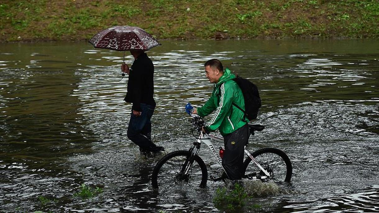 中国华南地区因逼近的暴雨天气发出黄色预警