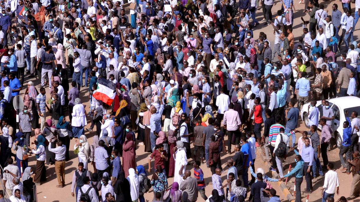 Ruas sudanesas de Cartum exigem a renúncia do presidente