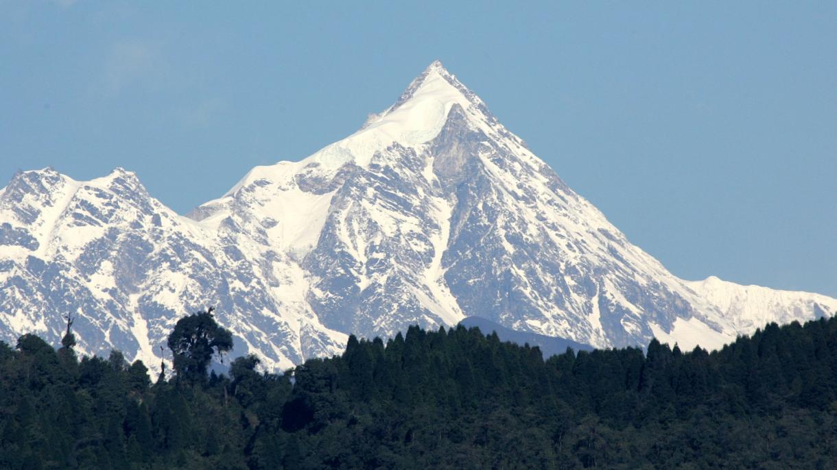Himalayda 8 alpinist itkin düşüb