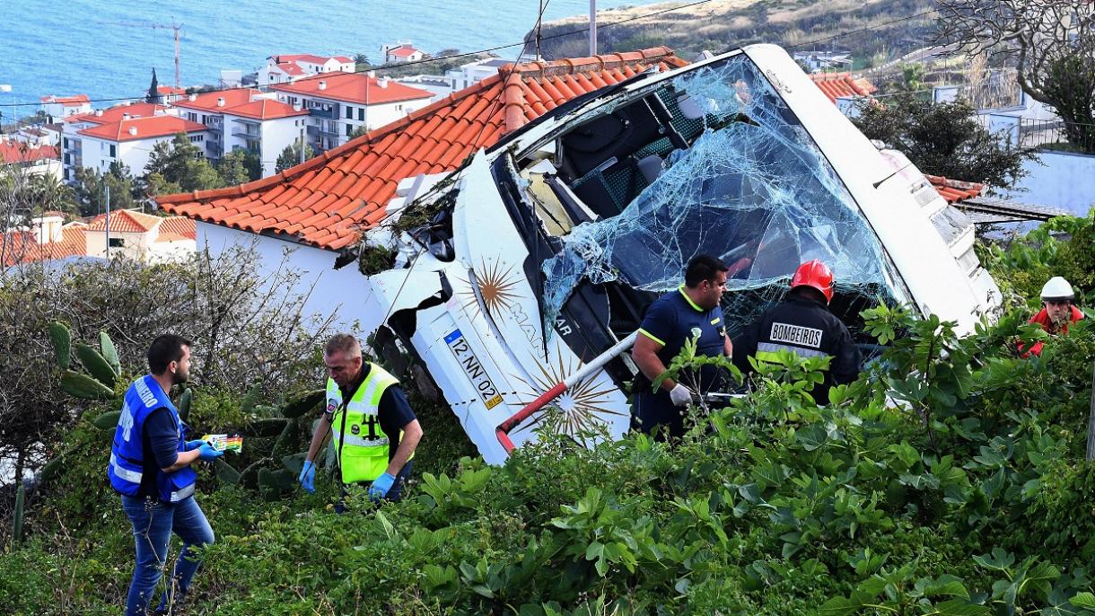 Treintena de muertos al volcar un autobús turístico en Madeira