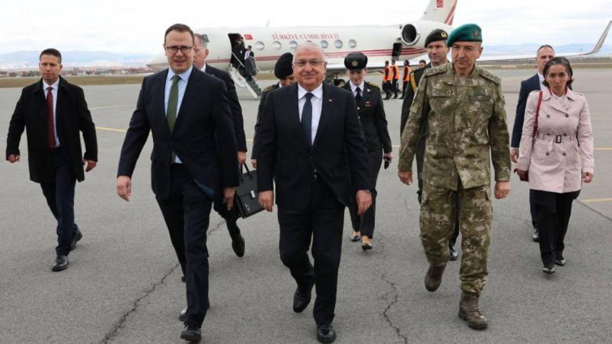Министърът на отбраната Гюлер продължава контактите си в Косово...