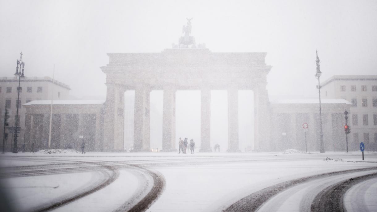 德国南部大雪多个航班被取消