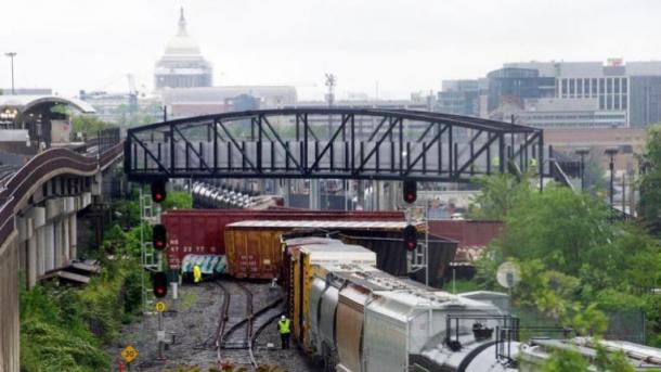 Vazamento de líquidos perigosos após trem descarrilar em Washington