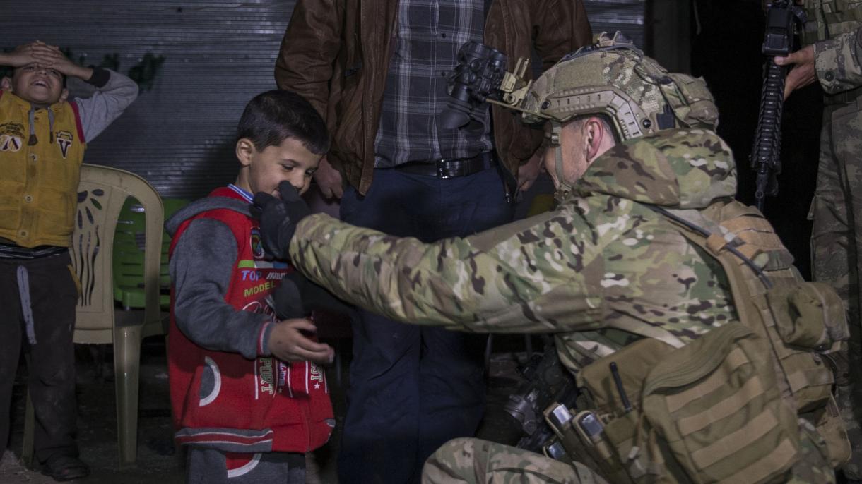 Soldados turcos realizan examen médico a los habitantes de Afrin