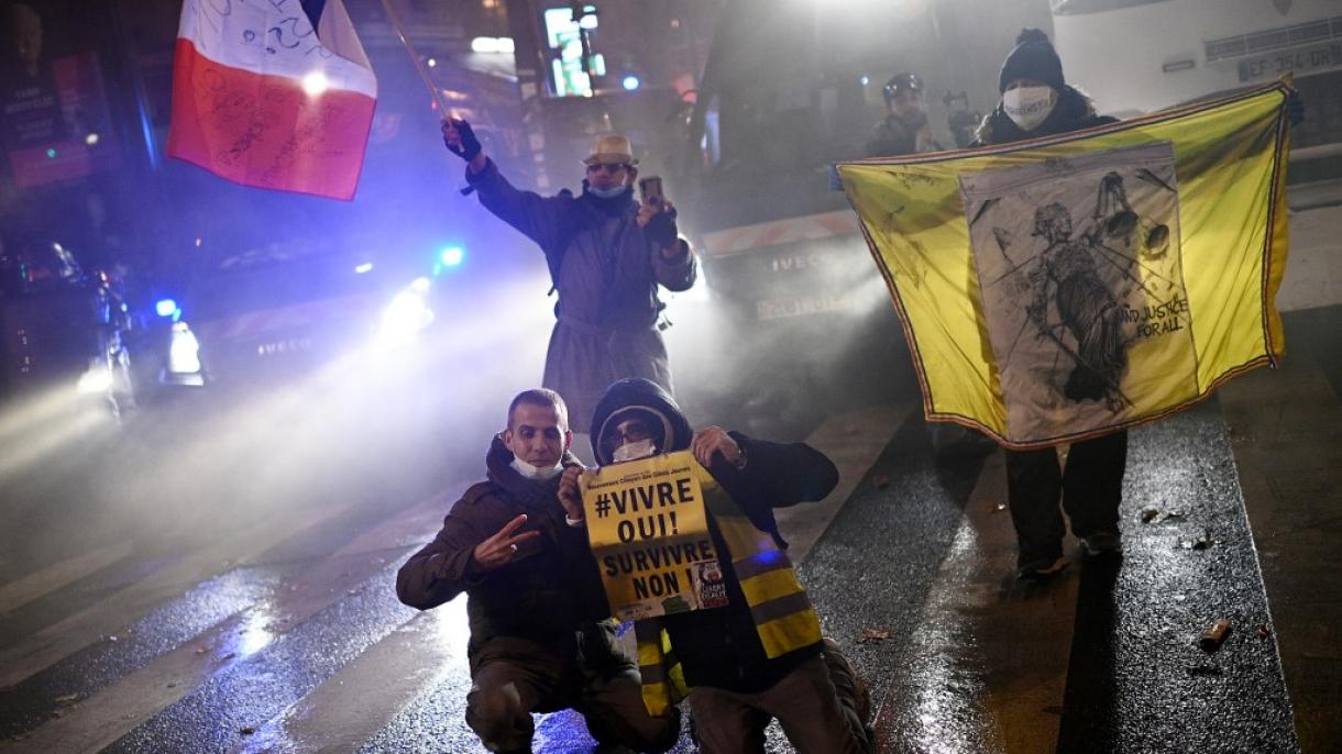 Miles de manifestantes ayer otra vez salieron a las calles en Francia