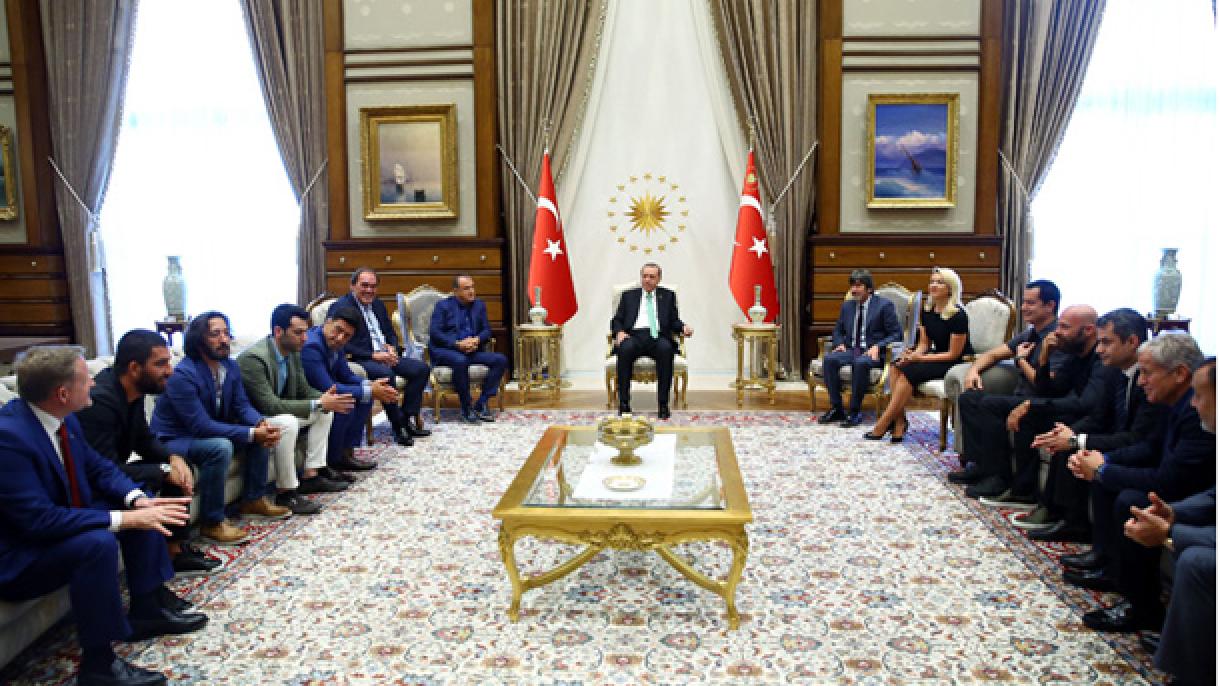 رئیس جمهور اردوغان ورزشکاران و هنرمندان را به پذیرفت