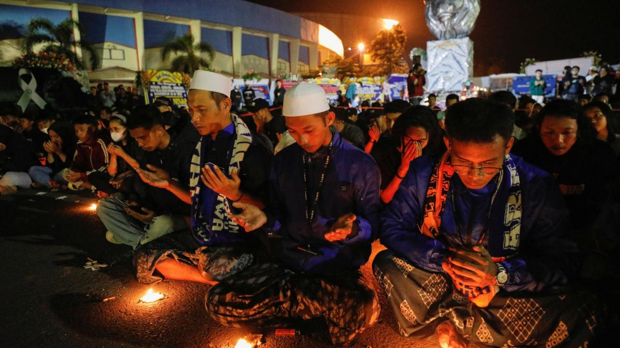 Lágrimas inundaram o estádio na Indonésia