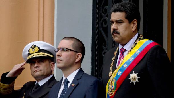 Un 63,6 % de venezolanos encuestados dice Maduro debe dejar el poder este año
