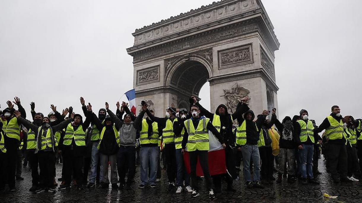 Activistas en Francia exigen la renuncia de Macron