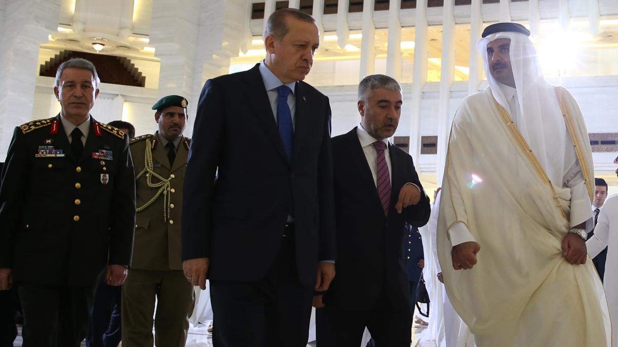 Претседателот Ердоган во Катар пречекан со официјална церемонија