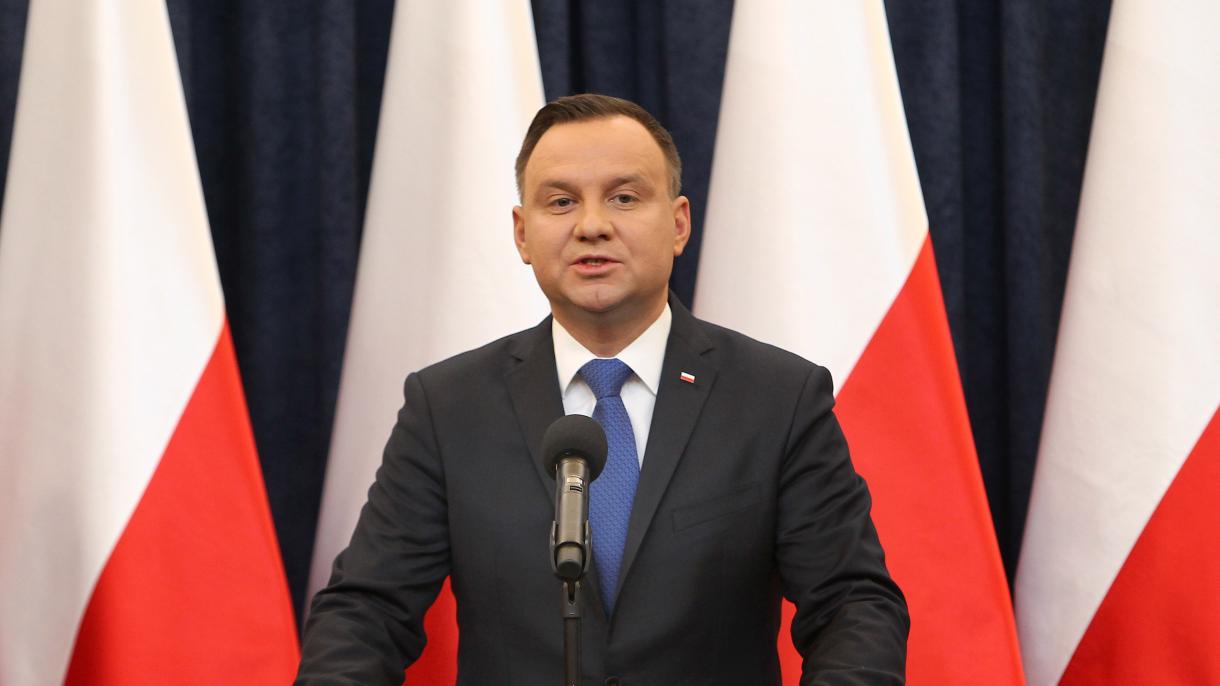 Andrzej Duda lengyel elnök aláírta a vitatott törvényt