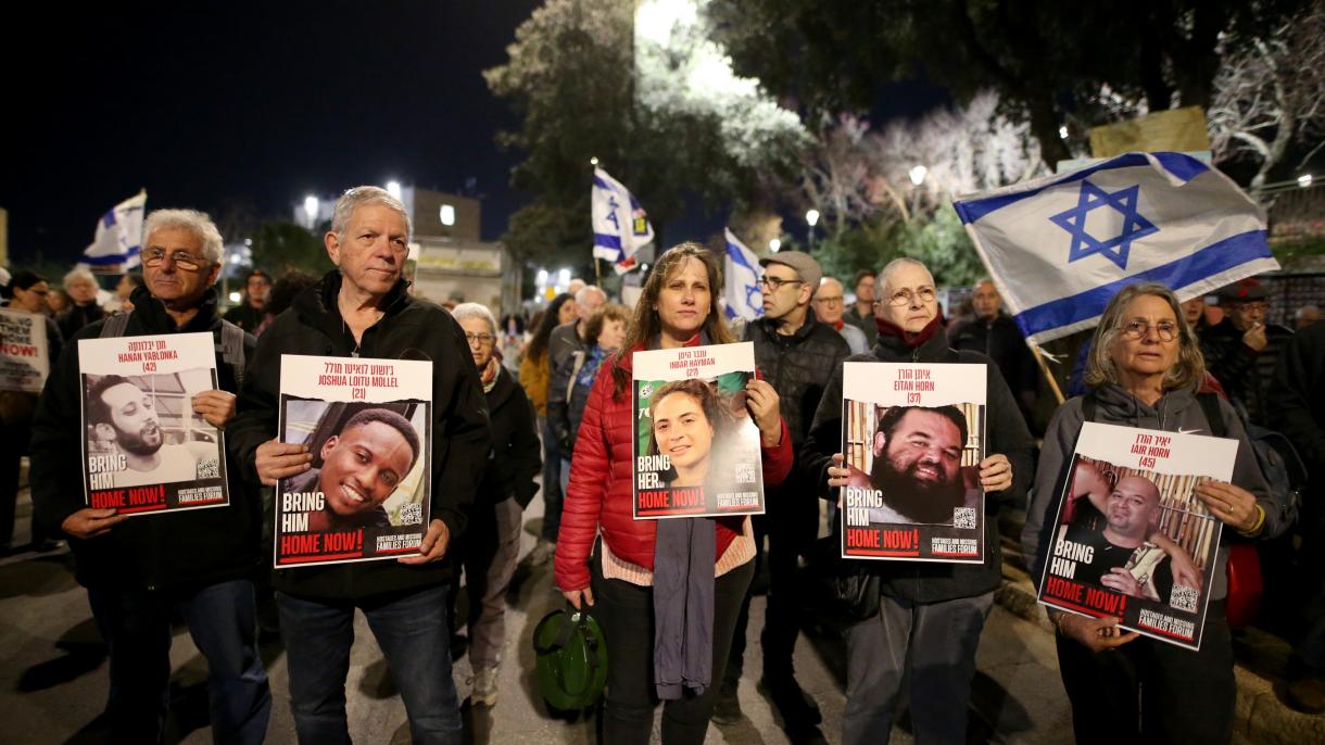 غزہ میں اسرائیلی قیدیوں کے لواحقین کا  اسرائیلی پارلیمنٹ کے سامنے مظاہرہ