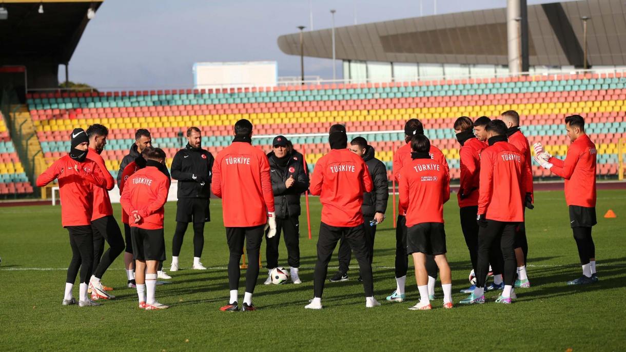 Echipa națională de fotbal a Türkiye se află în Țara Galilor...