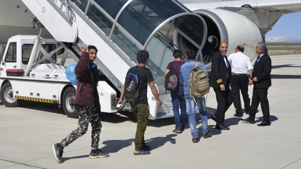 غیر قانونی افغانی تارکین وطن کو ترکی سے واپس بھیجا جا رہا ہے