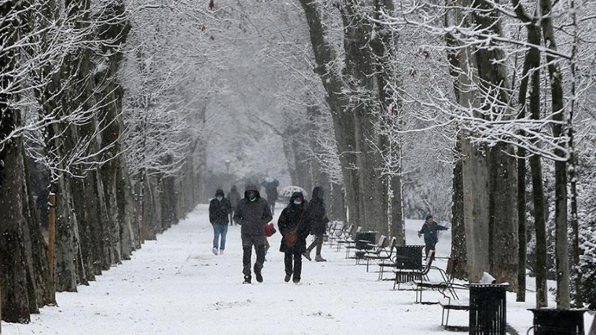 Spanyolországban közlekedési fennakadásokat okoz a rendkívüli havazás