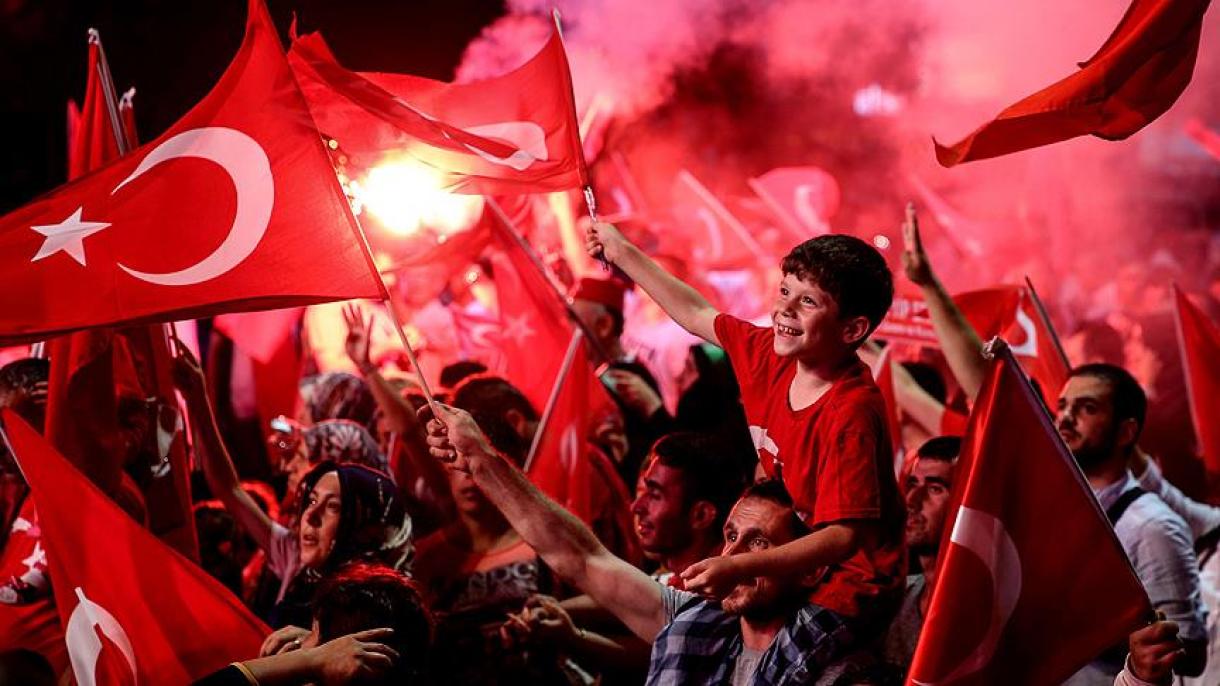 土耳其民众继续聚集广场捍卫民主