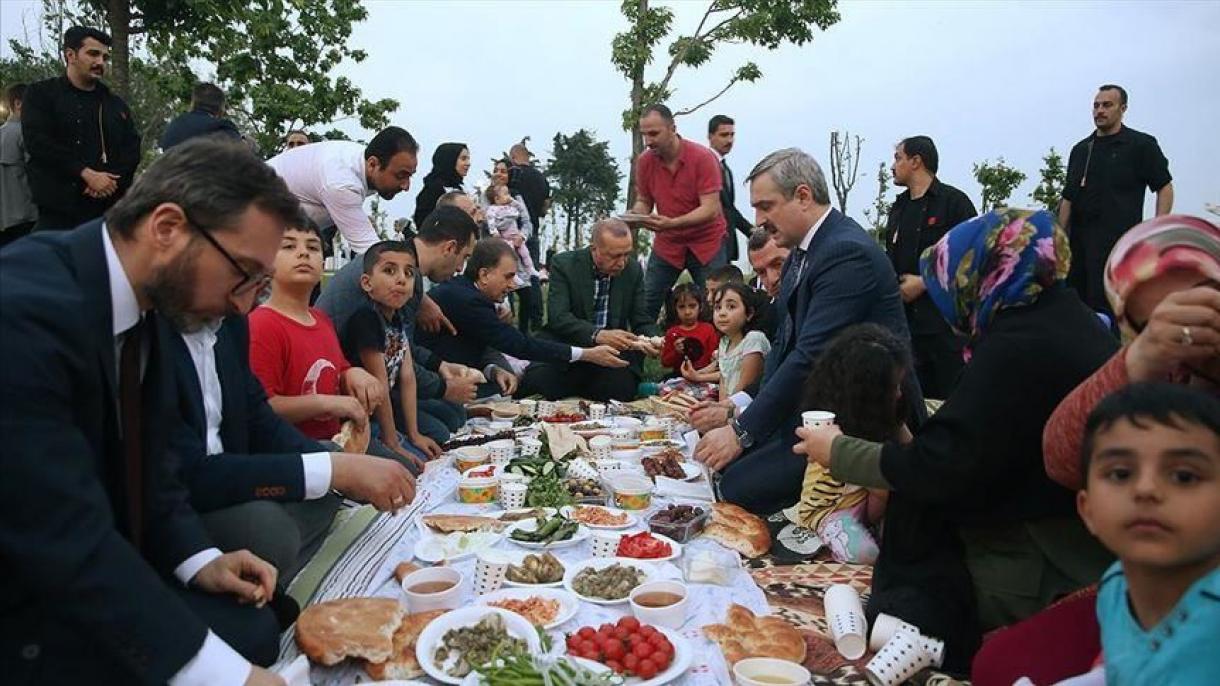 اردوغان با شهروندان ترکیه در استانبول بر سر سفره افطار نشست