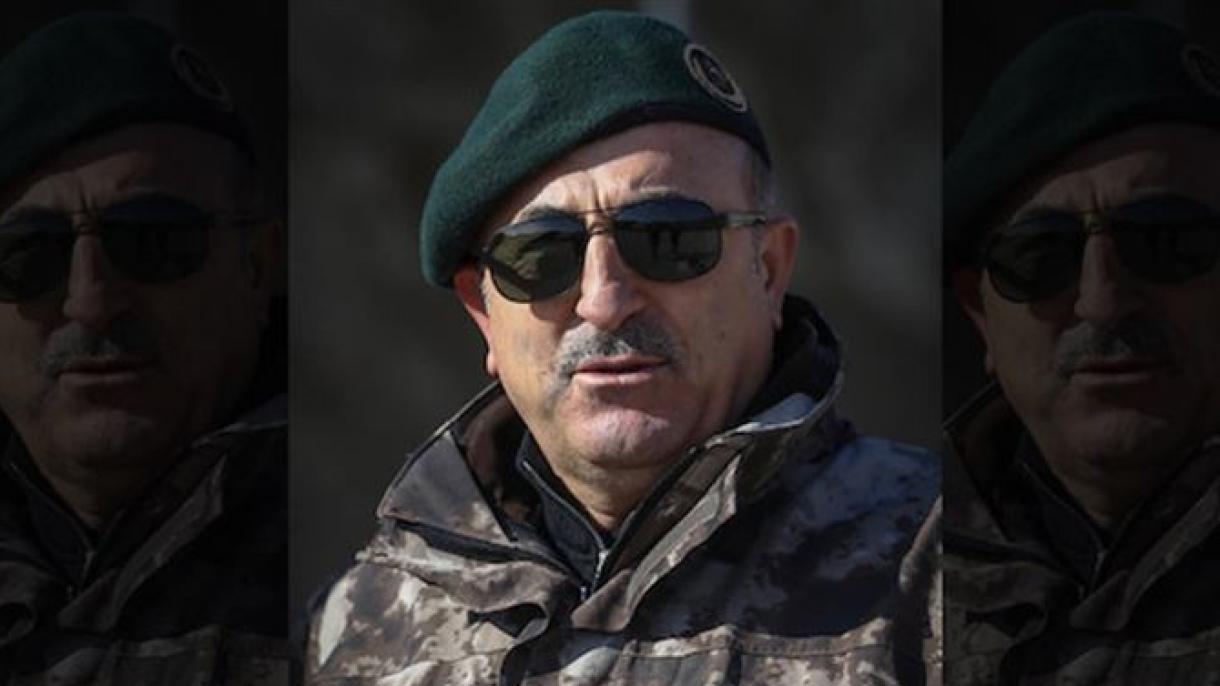 چاووش اوغلو با پوشیدن یونیفرم نظامی به محمدجیک روحیه داد