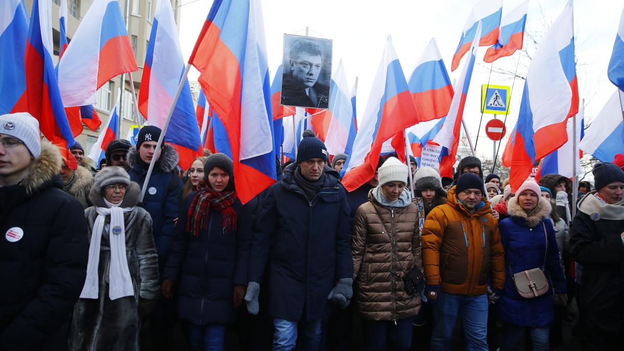 俄罗斯民众悼念遇害的反对党领导人涅姆佐夫