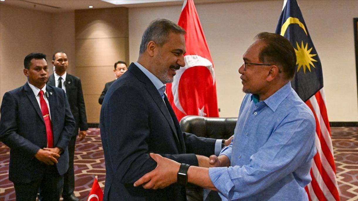 El canciller turco Hakan Fidan continúa sus intensos contactos diplomáticos en Malasia