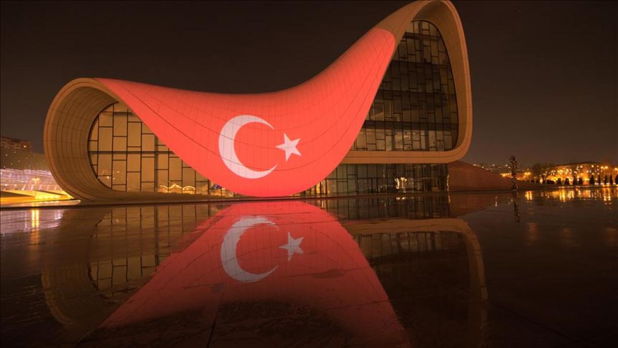 Στα χρώματα της τουρκικής σημαίας το Κέντρο Χαϊντάρ Αλίεφ