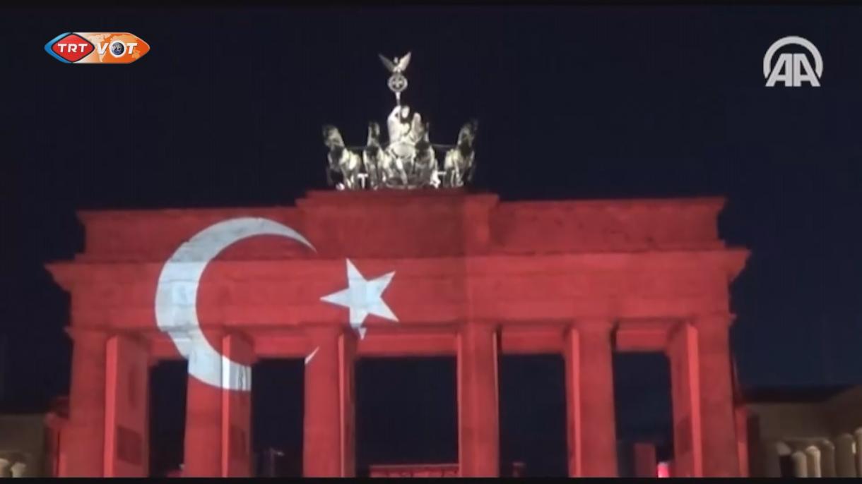 德国勃兰登堡大门被打上土耳其国旗