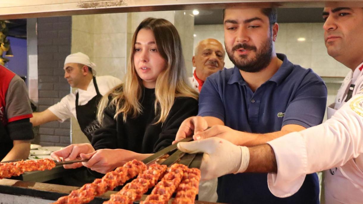 Adanada bir restoran turistlərə kabab bişirməğin qaydalarını öyrədir