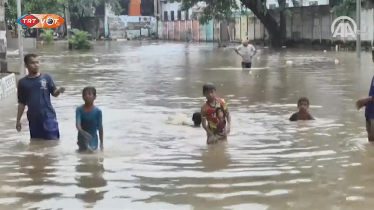 اندونزی با سیلاب مبارزه می کند