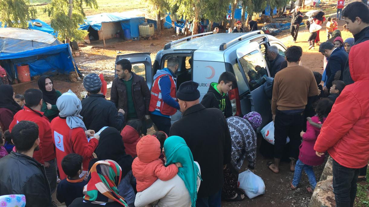 Crescente Vermelho Turco distribui refeições e cobertores para famílias sírias em Hatay
