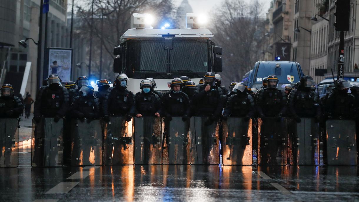 Milhares de manifestantes ontem voltaram novamente às ruas na França