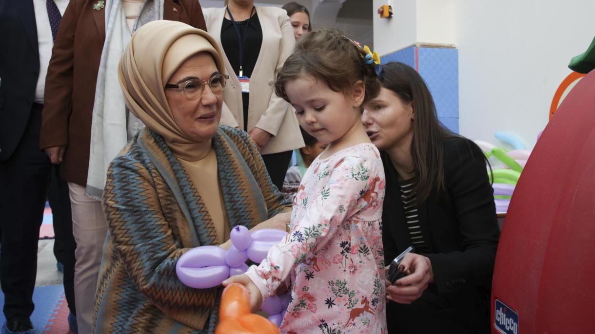 土耳其第一夫人慰问乌克兰孤儿