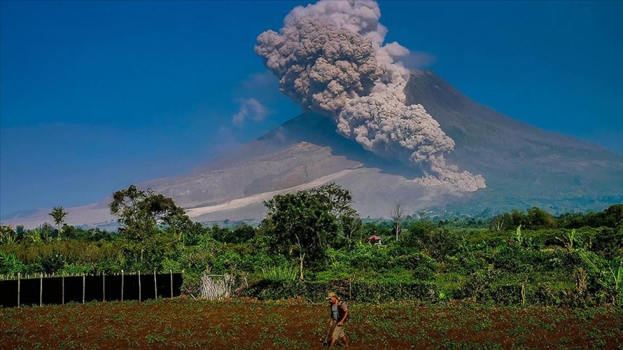 印度尼西亚火山喷发导致6500人疏散