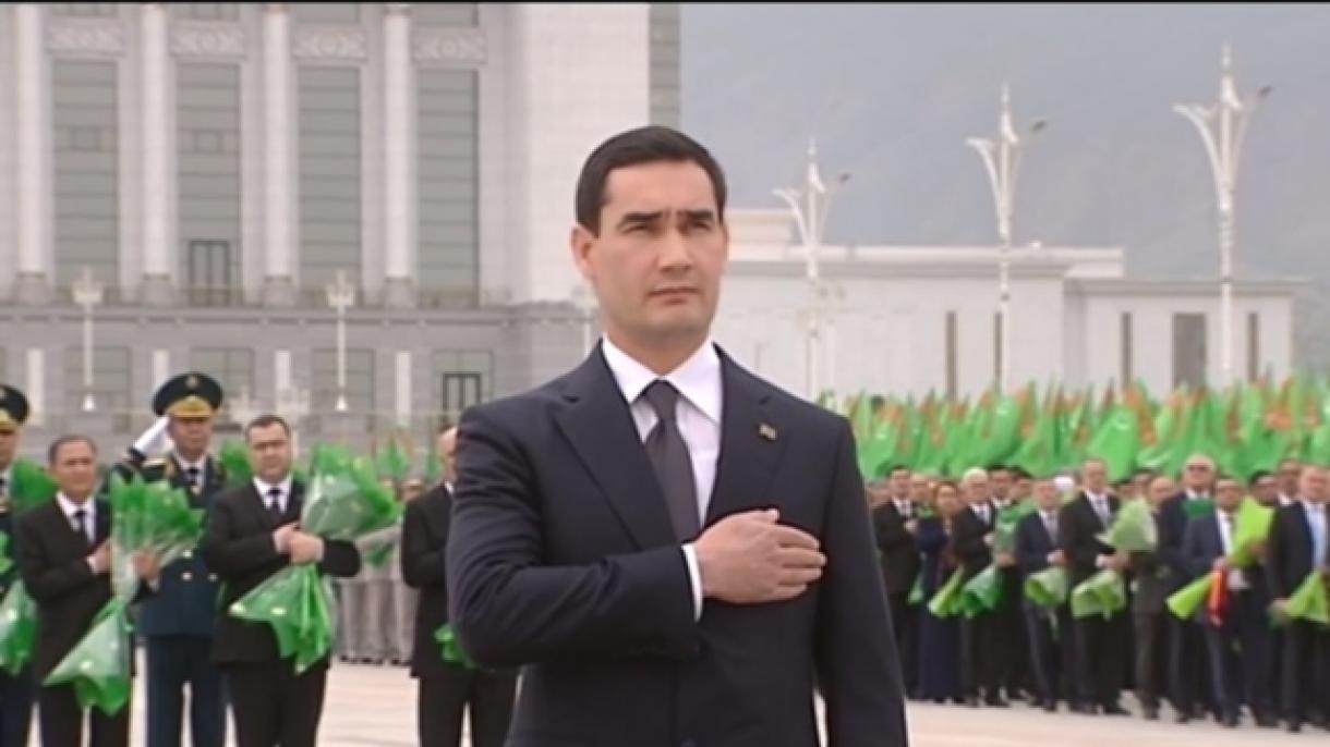 Türkmenistanda Konstitutsiýa we Baýdak baýramy bellenilip geçildi