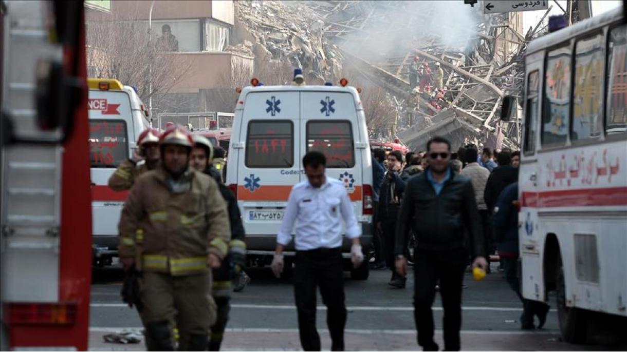 پیکر قربانیان ساختمان پلاسکو در تهران از زیر آوار خارج شد