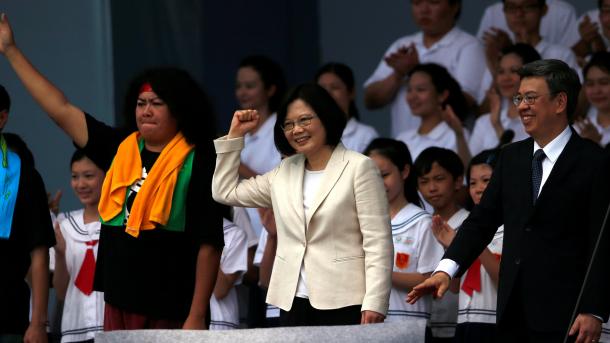 台湾首位女总统宣誓就职 两岸关系面临重大挑战