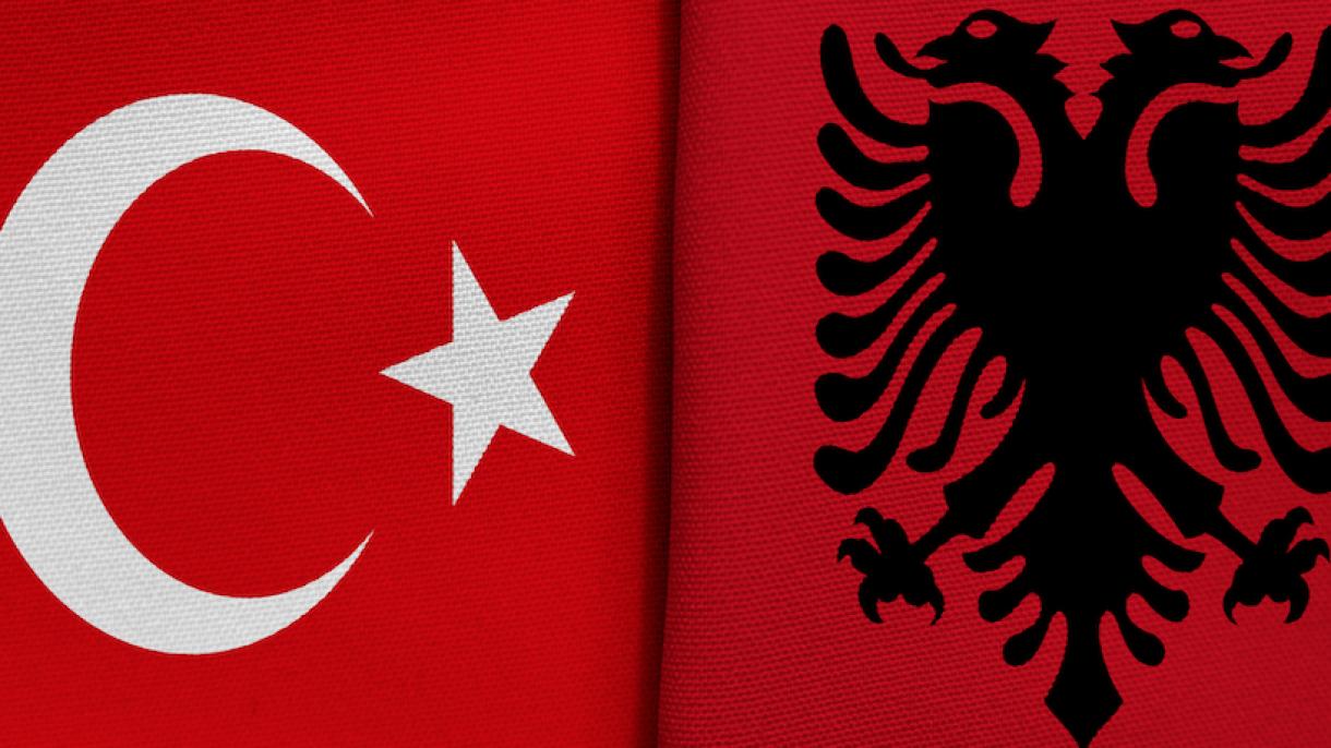 Türkiye ve Arnavutluk bayrakları.jpg