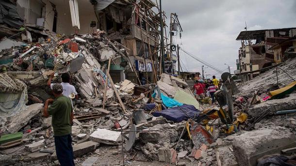Correa decreta ocho días de luto nacional por terremoto en Ecuador