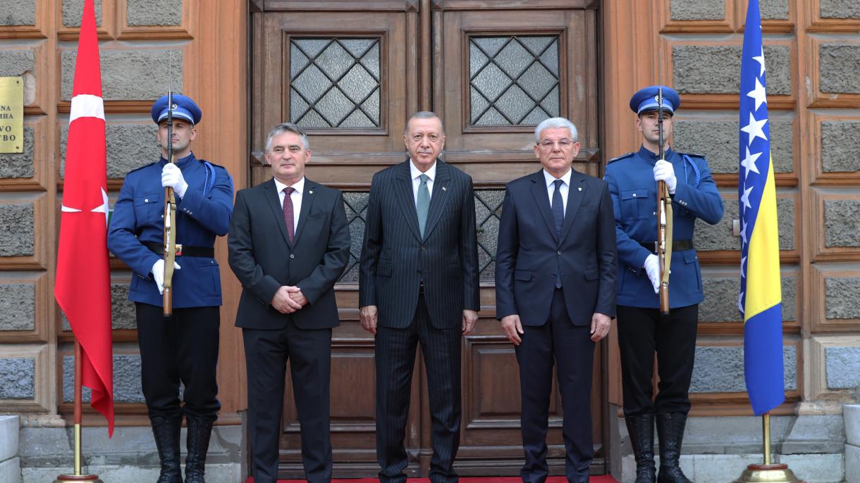 اردوغان در بوسنیا و هرزگوینا مورد استقبال رسمی رئیس شورای ریاست جمهوری این کشور قرار گرفت