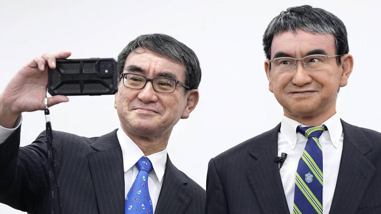Ministro Digital de Japón presenta su robot avatar