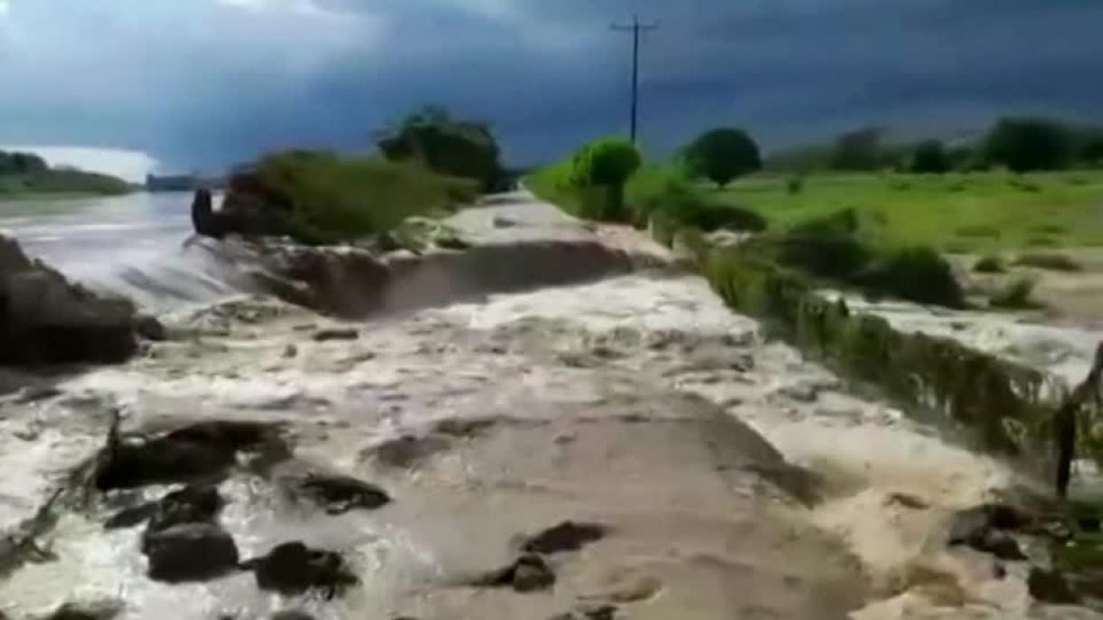 巴西暴雨引发洪水和山体滑坡